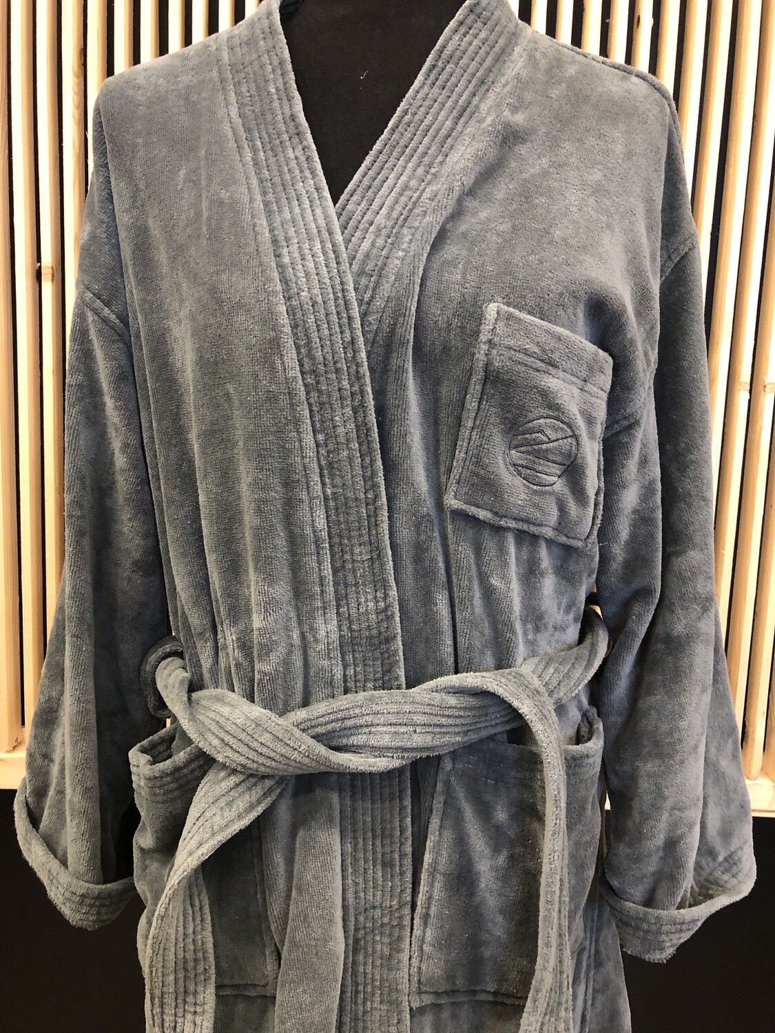 Luksuriøs badekåpe i myk velur med lommer og belte. Perfekt etter bad, spa eller morgenstund – komfort og eleganse i ett plagg.
