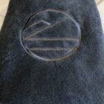 Luksuriøst badehåndkle i bomull med høy absorberingsevne og brodert logo. Perfekt til spa, badstue og hverdagsbruk – komfort og kvalitet i ett.