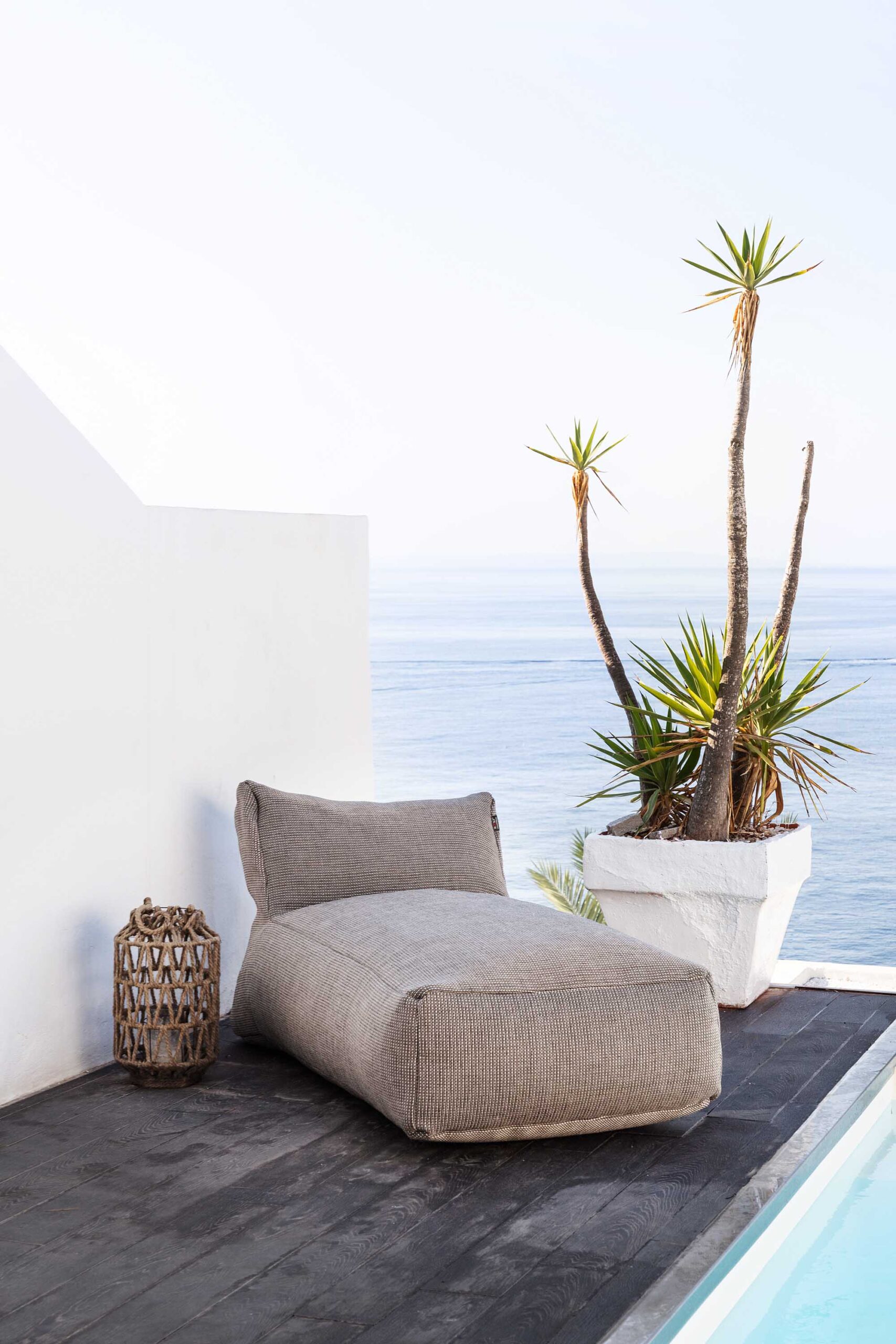 Lounge solseng fra Roolf Living – værbestandig solseng i moderne design. Perfekt for hage, terrasse og basseng.