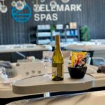 Avtagbart spa bord til massasjebad. Slitesterkt og lett å montere på kanten av spaet. Perfekt for snacks, drikke og komfort under bading.