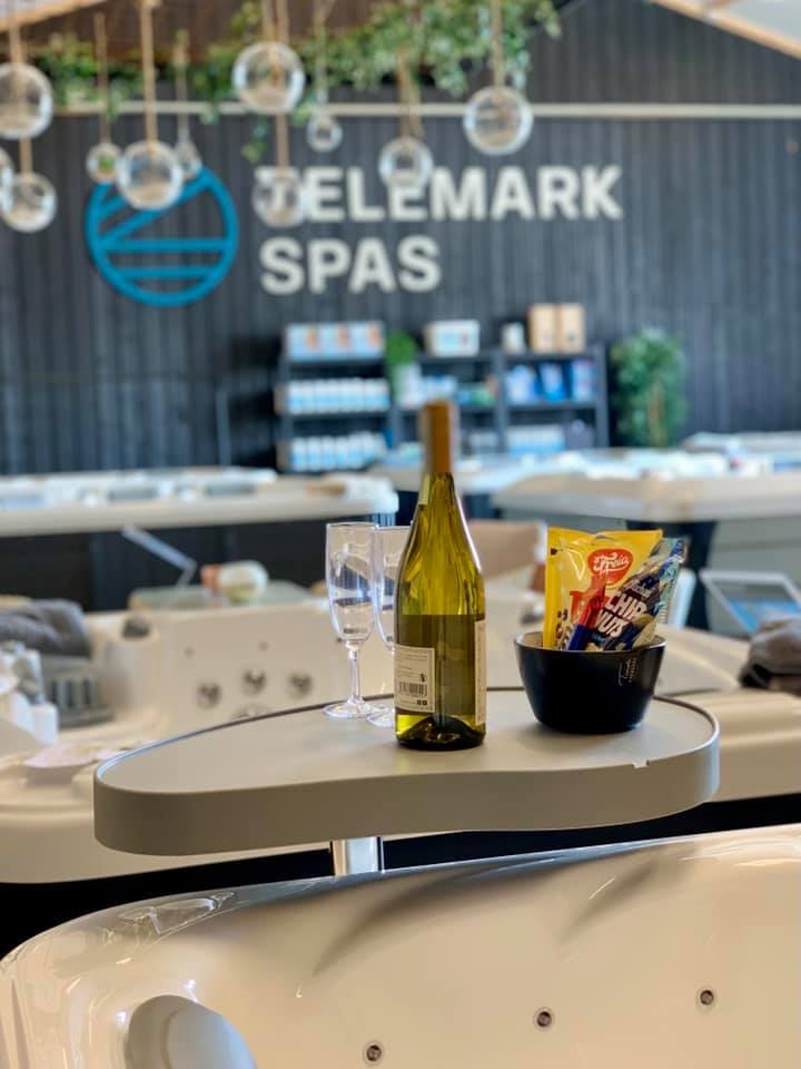 Avtagbart spa bord til massasjebad. Slitesterkt og lett å montere på kanten av spaet. Perfekt for snacks, drikke og komfort under bading.