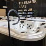 Praktisk håndtak til spa og boblebad. Gir barn og voksne trygg støtte, enkel montering og robust konstruksjon tilpasset utendørs bruk.