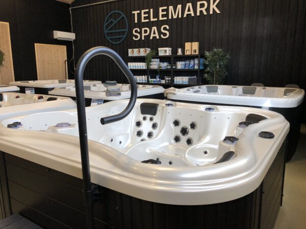 Praktisk håndtak til spa og boblebad. Gir barn og voksne trygg støtte, enkel montering og robust konstruksjon tilpasset utendørs bruk.