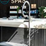 Spa håndtak med slitesterk konstruksjon og justerbar rotasjon. Monteres enkelt på spaet og gir stabilt grep for tryggere badeopplevelse.
