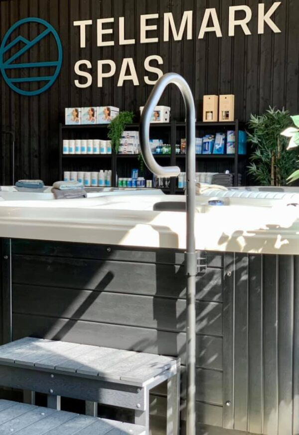 Spa håndtak med slitesterk konstruksjon og justerbar rotasjon. Monteres enkelt på spaet og gir stabilt grep for tryggere badeopplevelse.