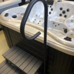 Solid spa håndtak som gir ekstra støtte ved inn- og utstigning av massasjebad. Vridbart design og enkel montering for trygghet og stabilitet.