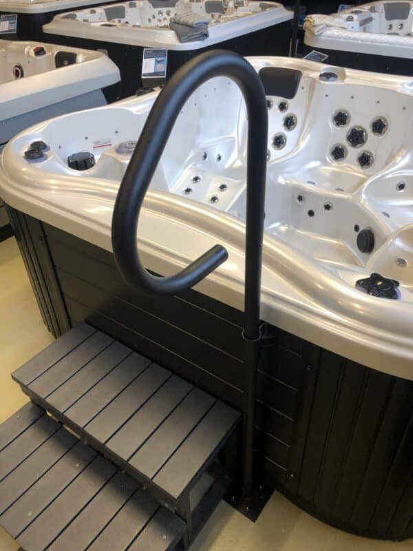 Solid spa håndtak som gir ekstra støtte ved inn- og utstigning av massasjebad. Vridbart design og enkel montering for trygghet og stabilitet.