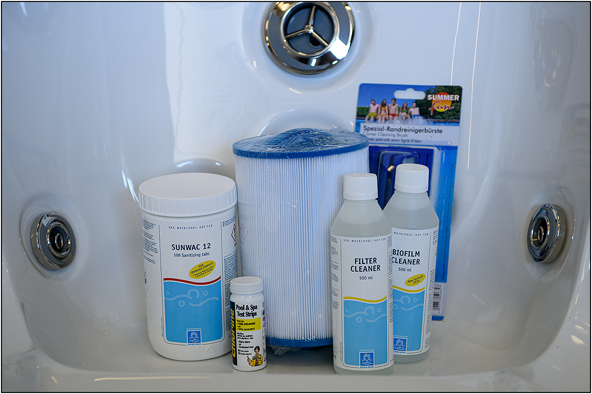Vannbytte-pakke til massasjebad med klortabletter, filter, teststrips, Biofilm Cleaner, Filter Cleaner og børste – alt du trenger for hygienisk vannbytte.