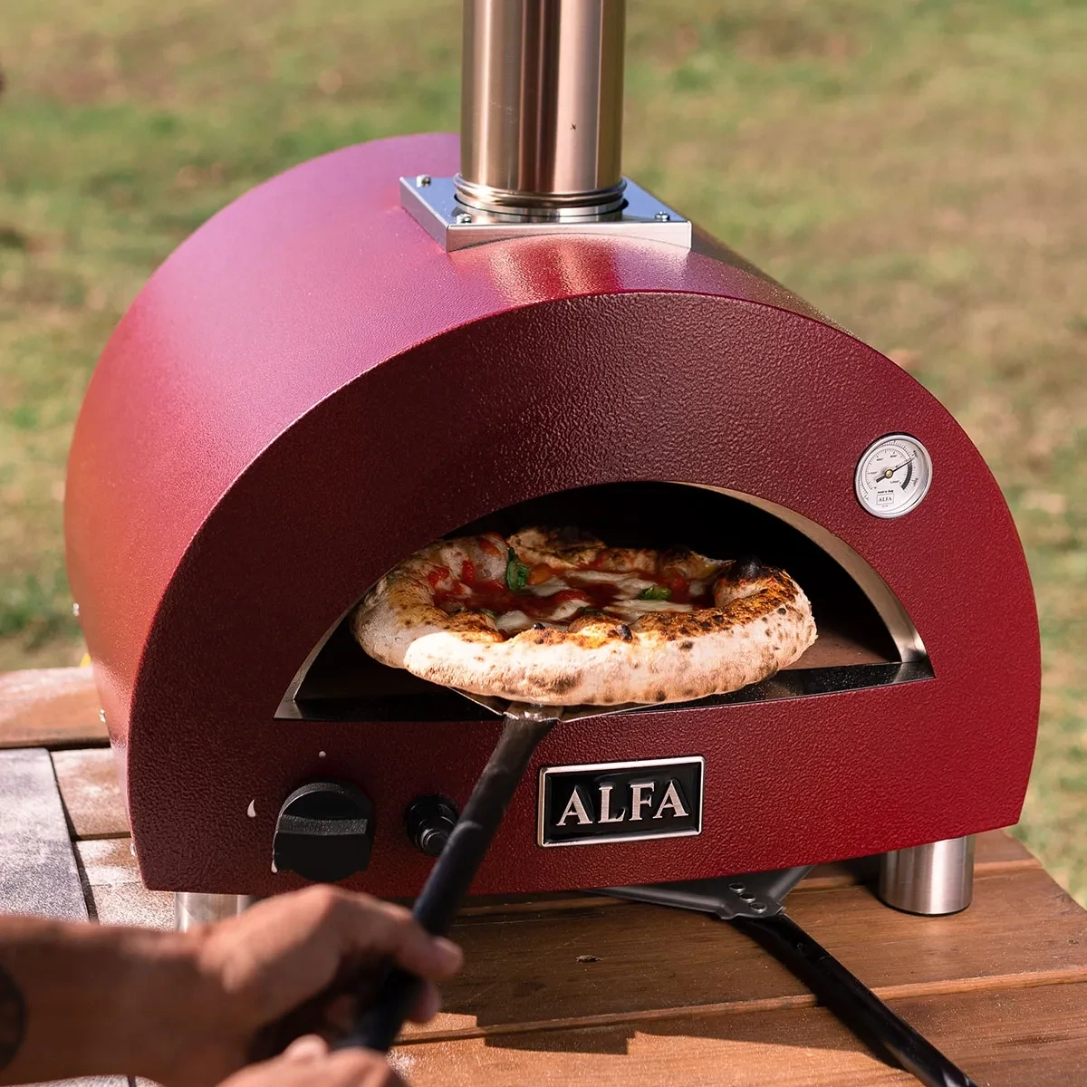 Ved- og gassfyrte pizzaovner fra ALFA med bord, spader og trekk. Lag sprø italiensk pizza på minutter – hjemme eller på hytta med Telemark Spas.