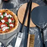 Komplett Pizza Peel Set Large med fire redskaper – pizzaspade, vendespade, børste og stekespade – designet for enkel håndtering og rengjøring i ALFA ovner.