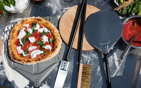Komplett Pizza Peel Set Large med fire redskaper – pizzaspade, vendespade, børste og stekespade – designet for enkel håndtering og rengjøring i ALFA ovner.