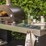 Profesjonelt pizzabord 160 cm i rustfritt stål med oppbevaring, kroker og hjul – skreddersydd til Alfa pizzaovn og utekjøkken.