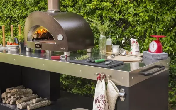 Profesjonelt pizzabord 160 cm i rustfritt stål med oppbevaring, kroker og hjul – skreddersydd til Alfa pizzaovn og utekjøkken.