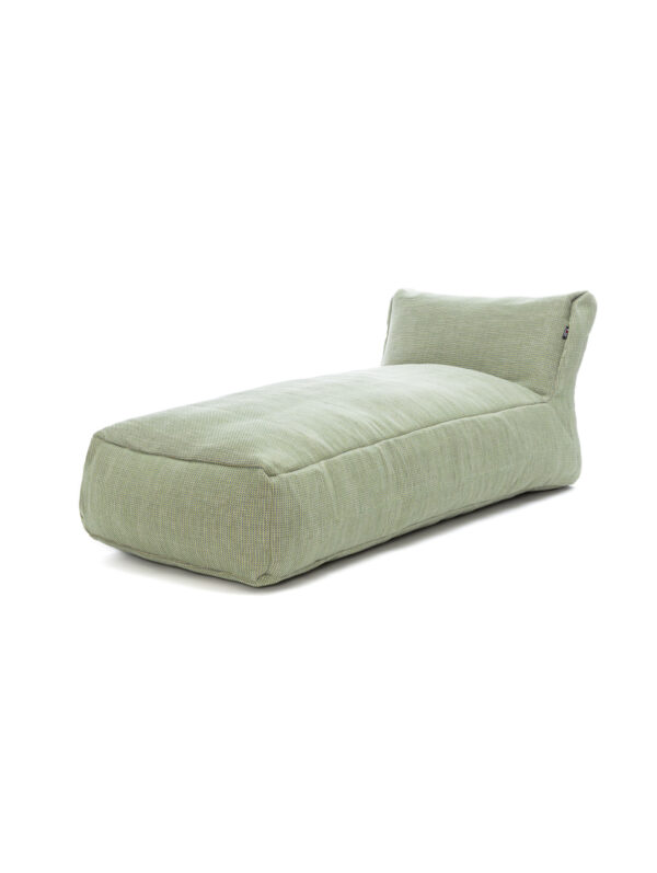 Lounge solseng i tidløst design fra Roolf Living. Et stilig utemøbel som gir både komfort og estetikk i uterommet.