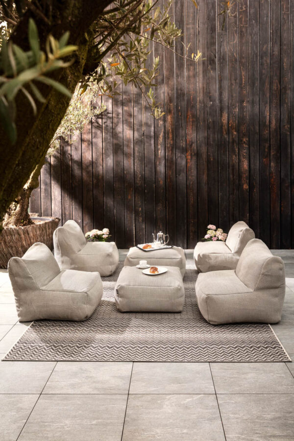 DOTTY lav loungestol i robust stoff – en dekorativ og praktisk stol som passer hage, balkong og terrasse.