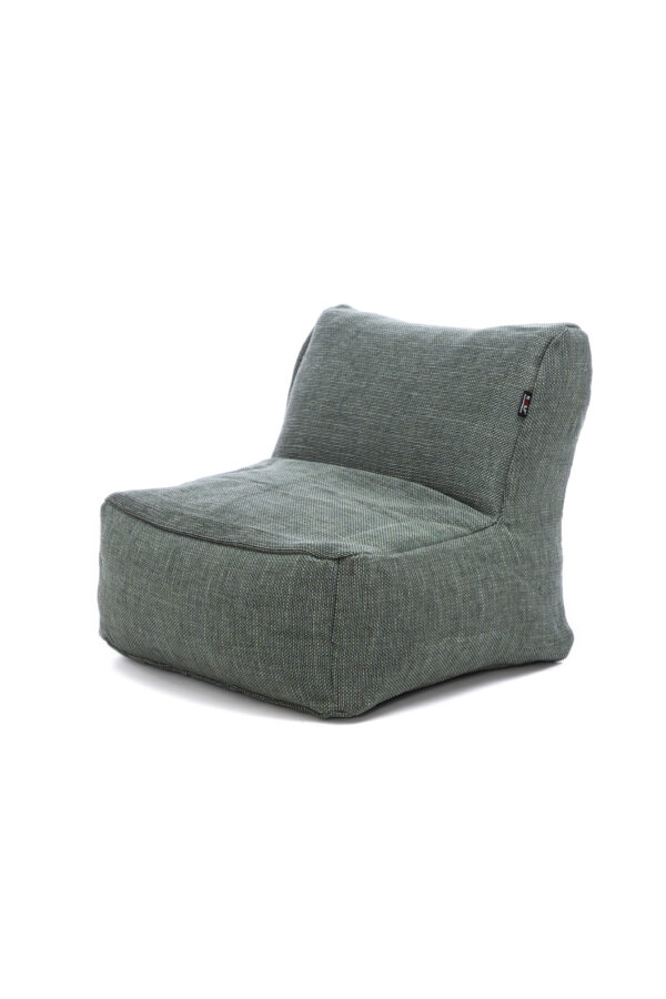 DOTTY lav loungestol fra Roolf Living – perfekt for å skape en koselig loungeatmosfære ute.
