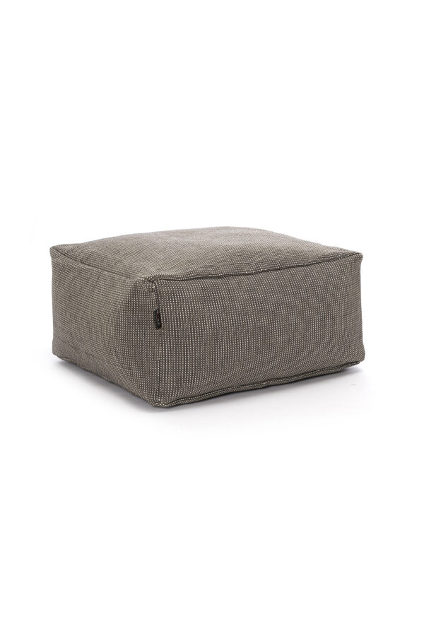 Slitesterk DOTTY Puff fra Roolf Living – gir fleksibel sitteplass og kan brukes som sidebord med bordplate.