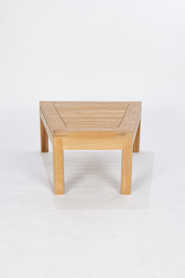 Stilrent triangelbord i bærekraftig teak. Perfekt som sidebord mellom DOTTY-stoler – funksjonelt, værbestandig og tidløst design til uterommet.