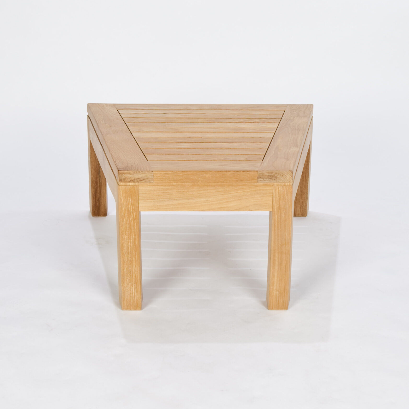 Stilrent triangelbord i bærekraftig teak. Perfekt som sidebord mellom DOTTY-stoler – funksjonelt, værbestandig og tidløst design til uterommet.