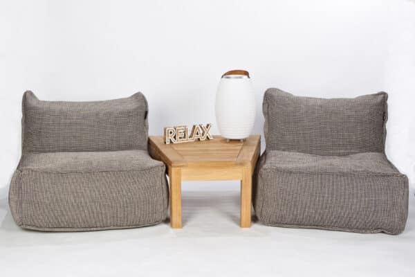 Håndlaget teak triangelbord med praktisk form. Plasseres mellom loungestoler og gir plass til kaffe, bøker og snacks i hagen eller på terrassen.