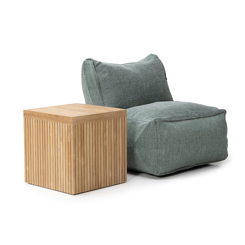 Elegant kubeformet sidebord i værbestandig teak. Perfekt til DOTTY-møbler, hage eller terrasse – kombinerer stil, funksjon og slitestyrke.