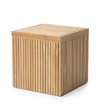 Teak Kube bord håndlaget i bærekraftig teak. Værbestandig, tidløst og praktisk som sidebord ved loungestol eller sofa i uterommet.