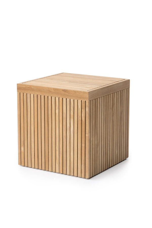 Teak Kube bord håndlaget i bærekraftig teak. Værbestandig, tidløst og praktisk som sidebord ved loungestol eller sofa i uterommet.