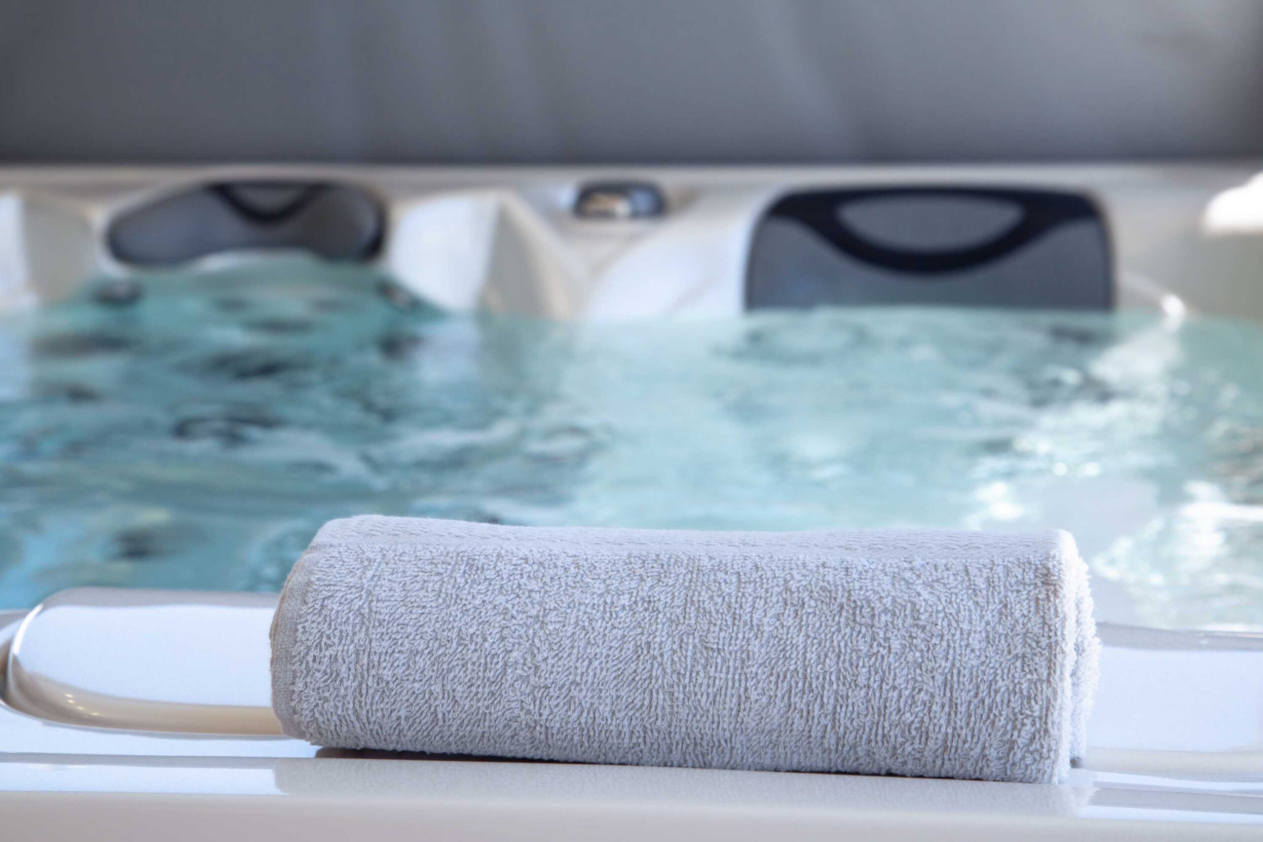 Oppdag inspirasjon, dokumenter, bilder og guider som viser hvordan du vedlikeholder og nyter massasjebadet – trygt og enkelt med Telemark Spas.