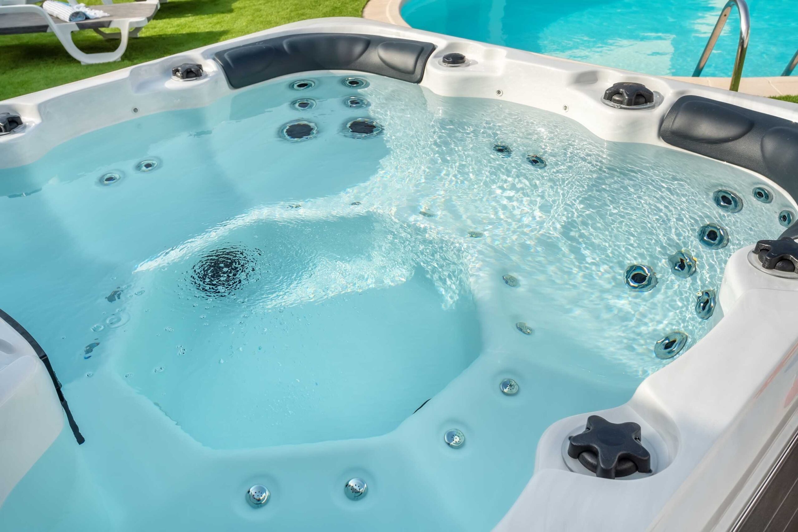 Få tips, inspirasjon og steg-for-steg guider for å holde massasjebadet rent, balansert og klart hele året. Praktisk kunnskap fra Telemark Spas.