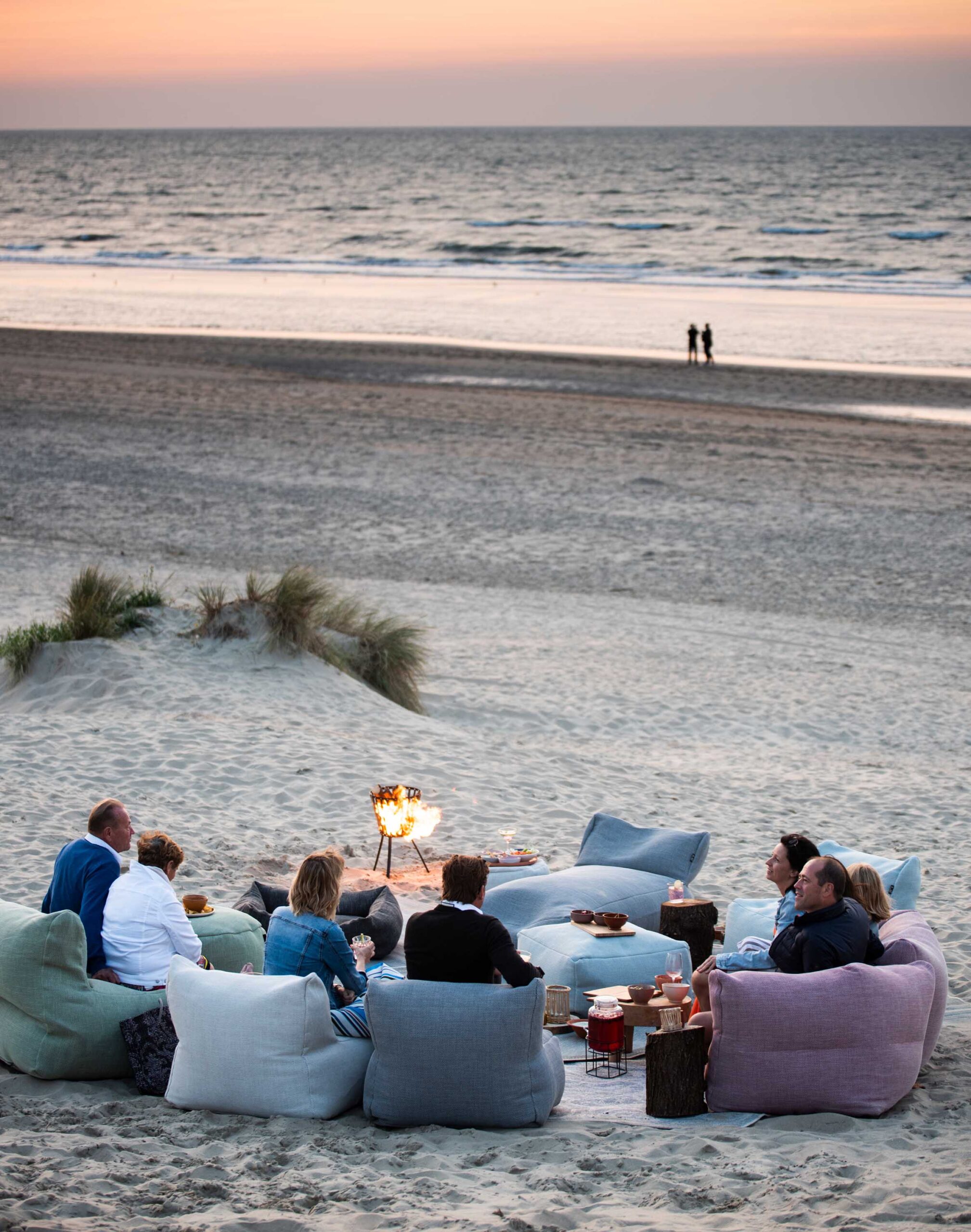 Moderne DOTTY loungestol lav i slitesterkt stoff – perfekt for hage, terrasse eller balkong med avslappende komfort.